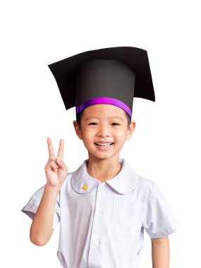 Arka plan beyaz bir akademik elbise şapka ile Asya çocuk