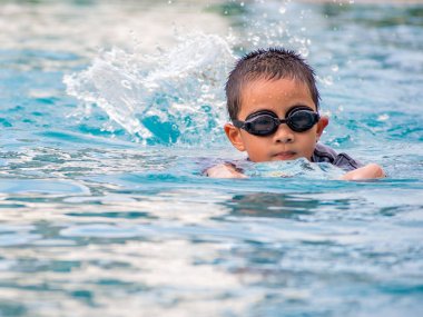 Asyalı çocuk Yüzme Havuzu kurulu ile