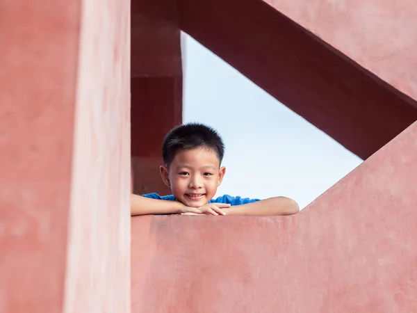 Potret anak kecil yang lucu tersenyum — Stok Foto