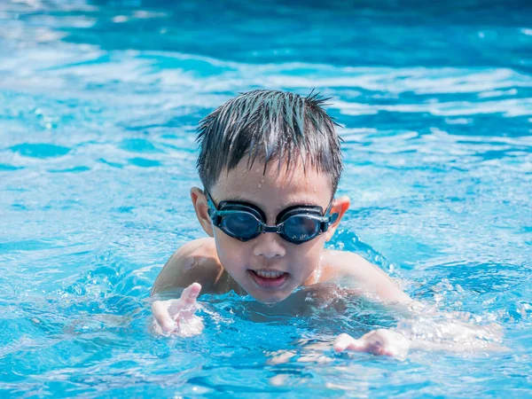 Asiático chico está jugando en la piscina, muy feliz — Foto de Stock