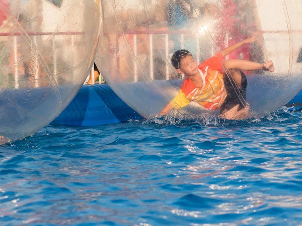 İçinde bir yüzen su topu, Zo yürüyüş oynayan genç Asyalı çocuk