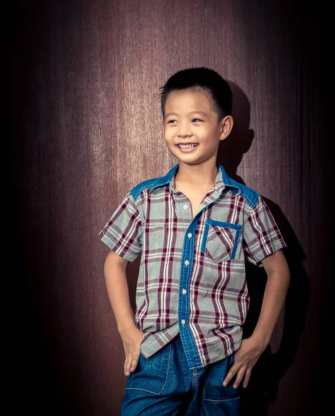 Roztomilý chlapeček na pozadí gesto s úsměvem closeup, ruka — Stock fotografie