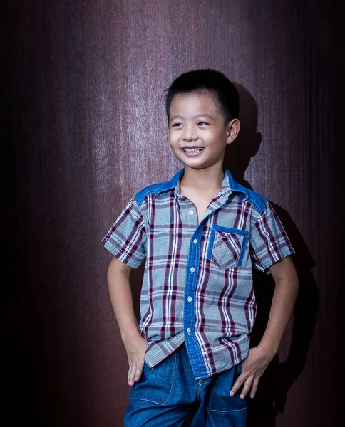 ahşap arka plan jest closeup, el gülümseyen küçük tatlı çocuğa