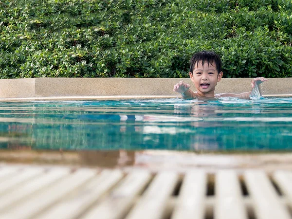 Ásia menino é jogar o piscina — Fotografia de Stock