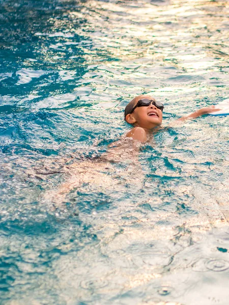 Asiático chico aprender a nadar en la piscina — Foto de Stock