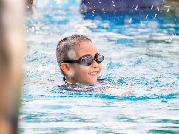 Asiatische junge lernen zu schwimmen in die pool — Stockfoto
