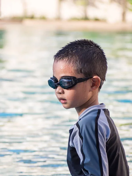 Pouco ásia menino no natação terno com óculos — Fotografia de Stock