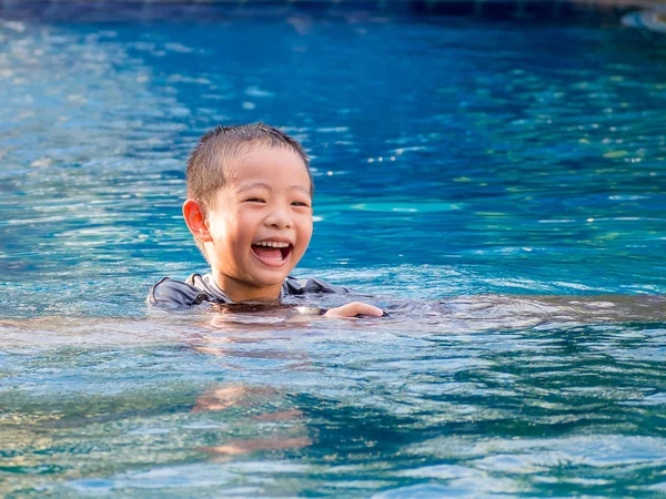 Pouco ásia menino no natação terno — Fotografia de Stock