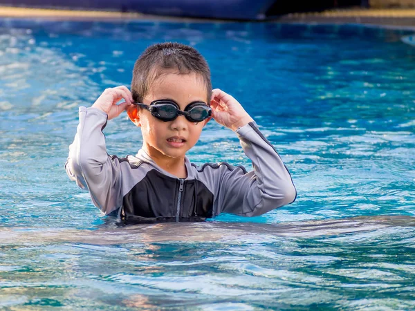 Pouco ásia menino no natação terno com óculos — Fotografia de Stock