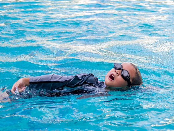Азіатський хлопчик навчитися плавання в басейні — стокове фото