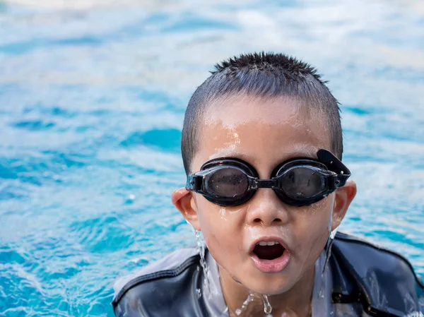 Pouco ásia menino no natação terno tentar para respirar — Fotografia de Stock