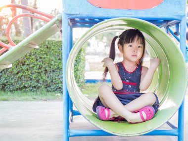 Mutlu bir çocukluk, sahada oynayan Asya bebek çocuk