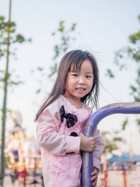 Mutlu bir çocukluk, sahada oynayan Asya bebek çocuk