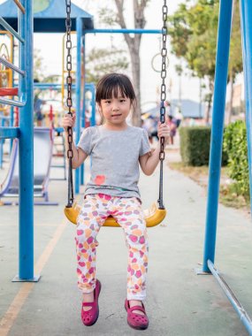 Mutlu bir çocukluk, sahada oynayan Asya bebek çocuk