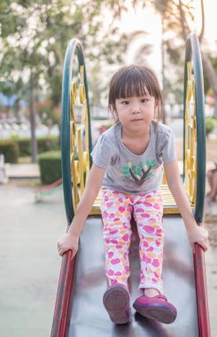 Mutlu bir çocukluk, sahada oynayan Asya bebek çocuk
