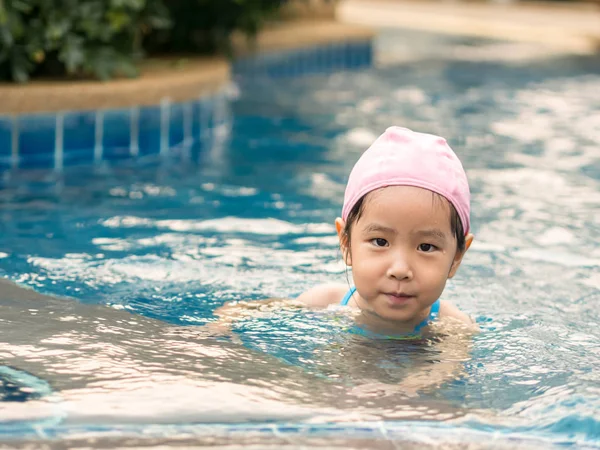 Asiatische Mädchen ist spielen in die pool — Stockfoto