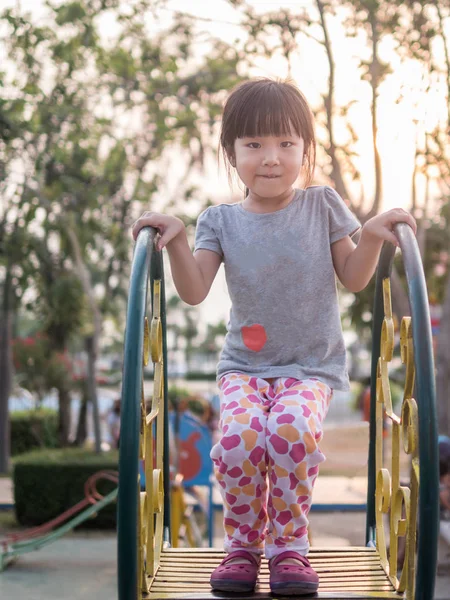 Mutlu bir çocukluk, sahada oynayan Asya bebek çocuk