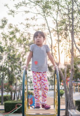 Mutlu bir çocukluk, sahada oynayan Asya bebek çocuk