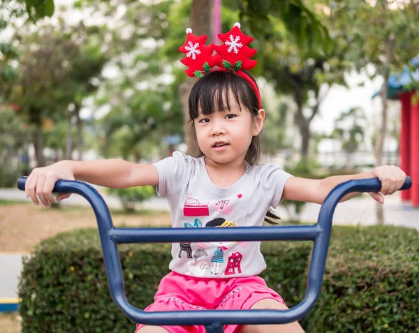 Счастливый ребенок, ребенок, играющий на детской площадке — стоковое фото