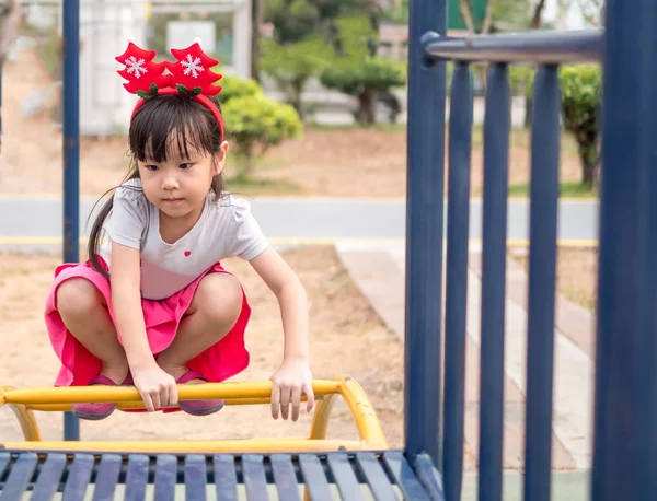 Šťastné dětství, Asijské dítě dítě hraje na hřišti — Stock fotografie