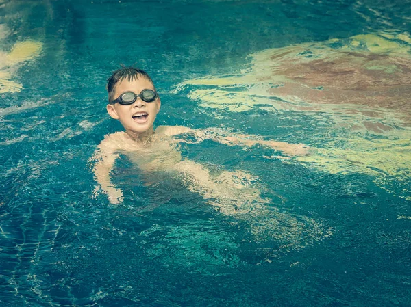 Asiático chico está jugando en la piscina, muy feliz, estilo vintage — Foto de Stock