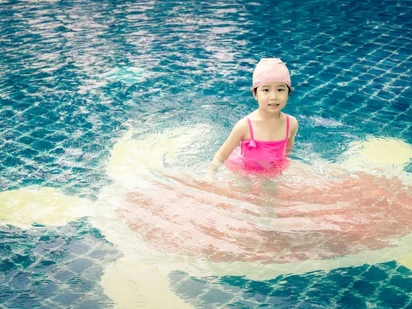 Asiática chica está jugando en la piscina, muy feliz, estilo vintage — Foto de Stock