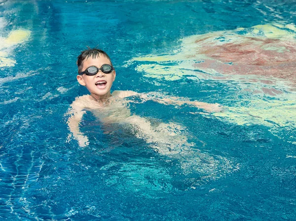 Asiático chico está jugando en la piscina, muy feliz — Foto de Stock