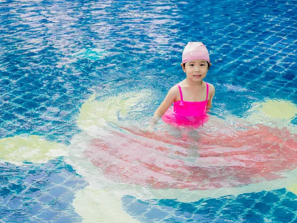 Menina asiática está jogando na piscina, muito feliz — Fotografia de Stock