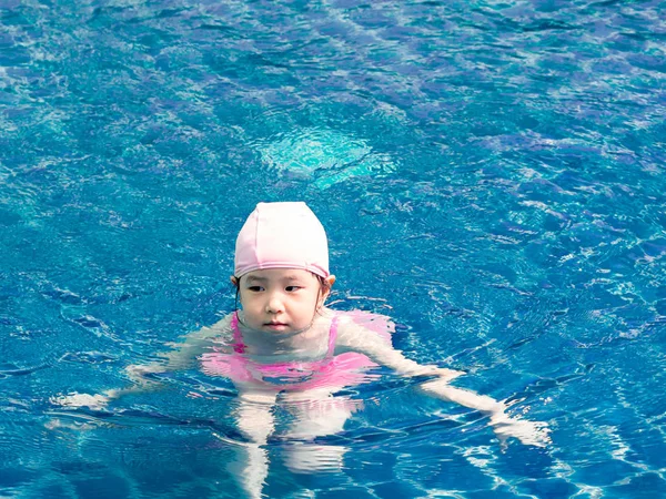 Asiática chica está jugando en la piscina, muy feliz — Foto de Stock