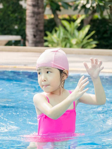 Asiatisk jente spiller i bassenget. Veldig glad. – stockfoto
