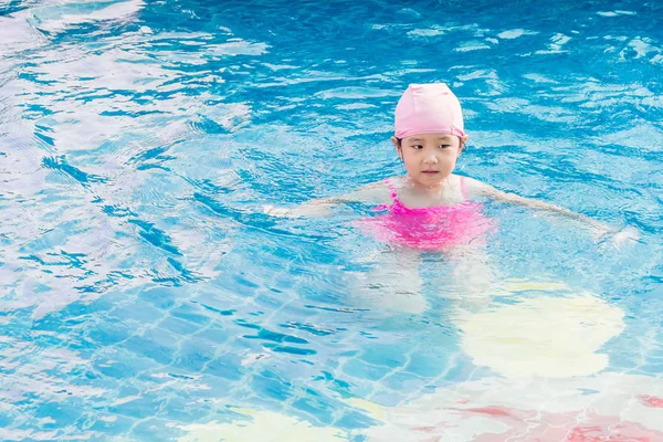Asiática chica es jugando en la piscina — Foto de Stock