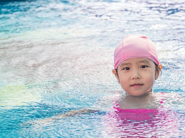 Asiática chica es jugando en la piscina — Foto de Stock