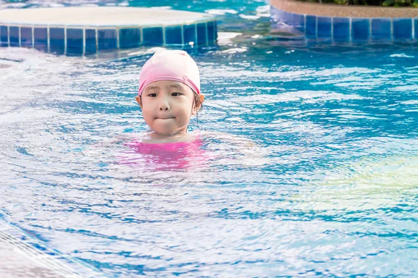 亚洲女孩在游泳池里玩耍 — 图库照片