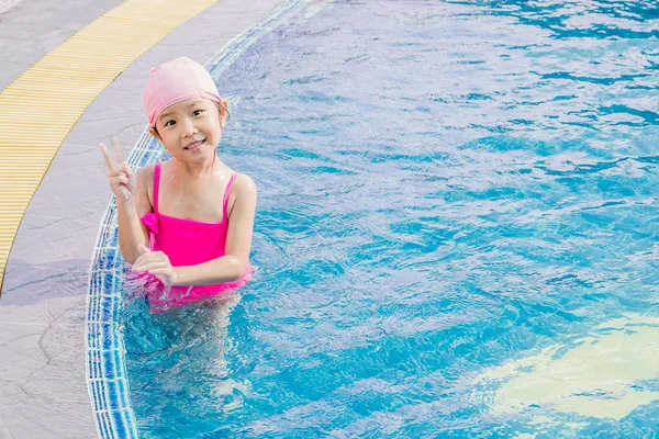 Menina asiática está jogando na piscina — Fotografia de Stock