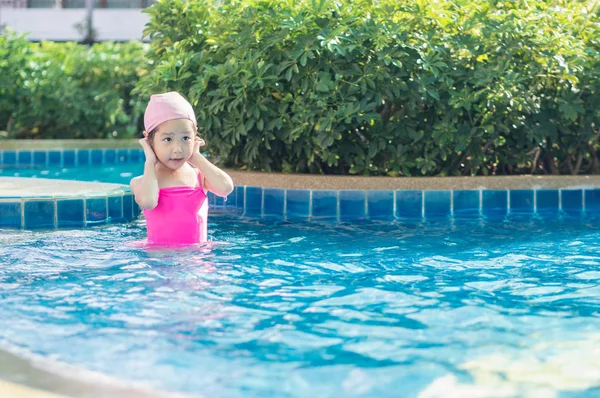 Азіатські дівчата грають у басейні — стокове фото