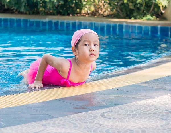 Menina asiática está jogando na piscina — Fotografia de Stock