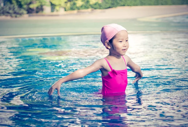 Menina asiática está jogando na piscina, estilo vintage — Fotografia de Stock