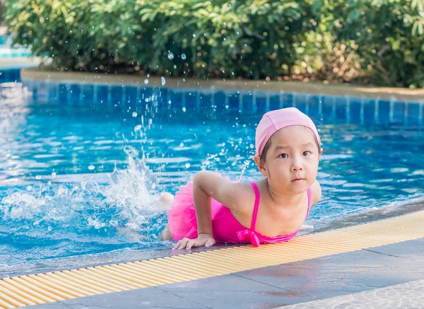 Asiática chica es jugando en la piscina — Foto de Stock