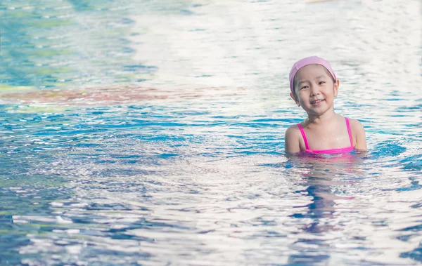 Aziatisch meisje speelt in het zwembad — Stockfoto