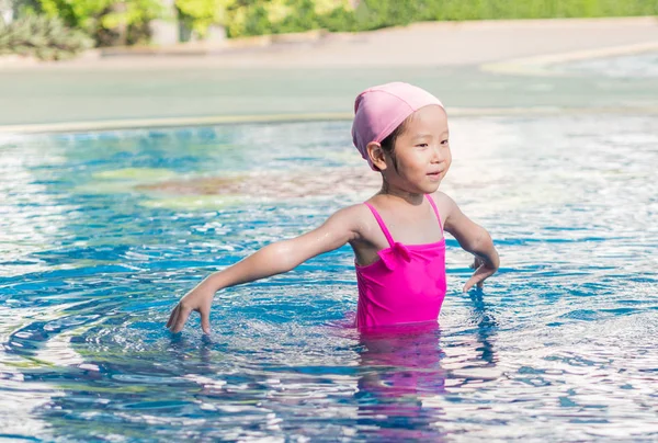 Menina asiática está jogando na piscina — Fotografia de Stock