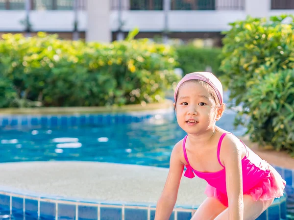 Asiatische Mädchen ist spielen in die pool — Stockfoto