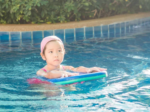 Asiática chica es jugando en la piscina — Foto de Stock