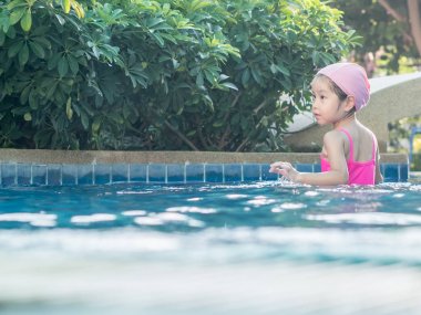 Asyalı kız havuzda oynuyor