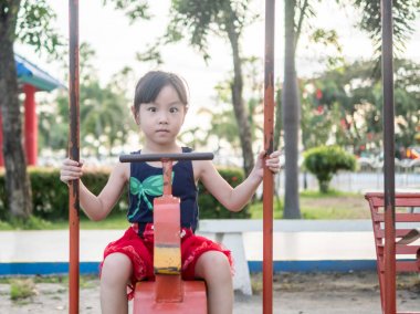 Oyun parkında oynayan Asya bebek çocuk