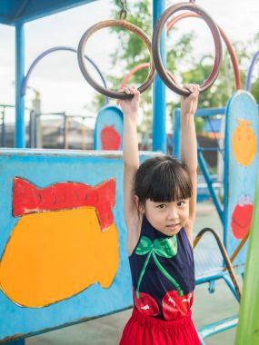 Oyun parkında oynayan Asya bebek çocuk