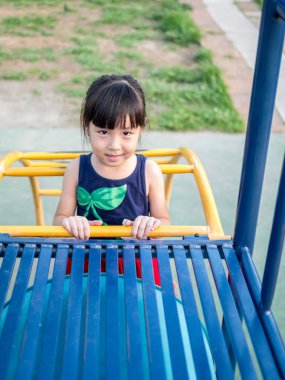Oyun parkında oynayan Asya bebek çocuk