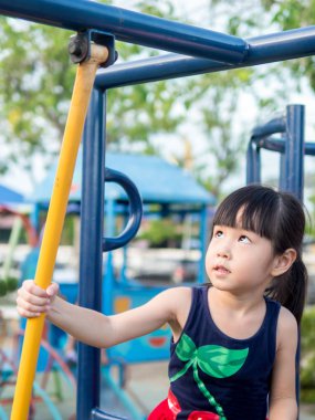 Oyun parkında oynayan Asya bebek çocuk