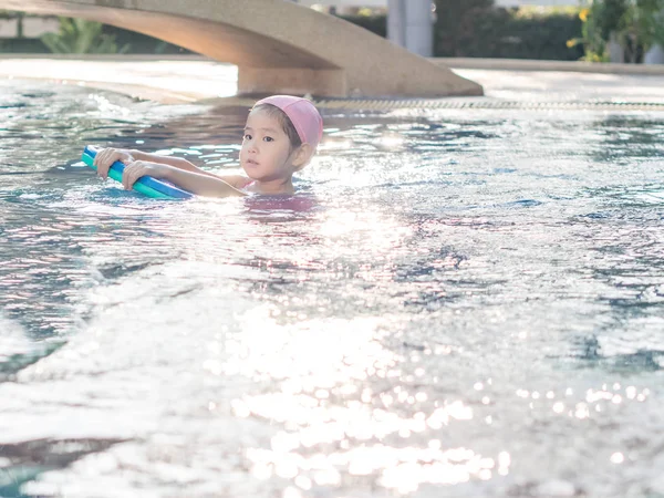 Asiática chica está jugando en la piscina, puesta de sol luz — Foto de Stock