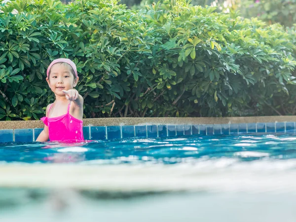 Asiática chica es jugando en la piscina — Foto de Stock