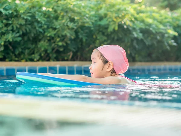 Asiatische Mädchen ist spielen in die pool — Stockfoto